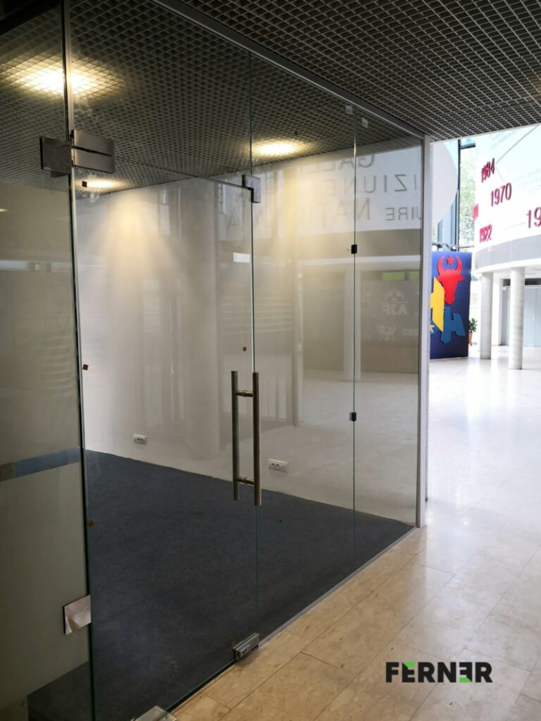 Glastrennwand mit der Türe Transparent